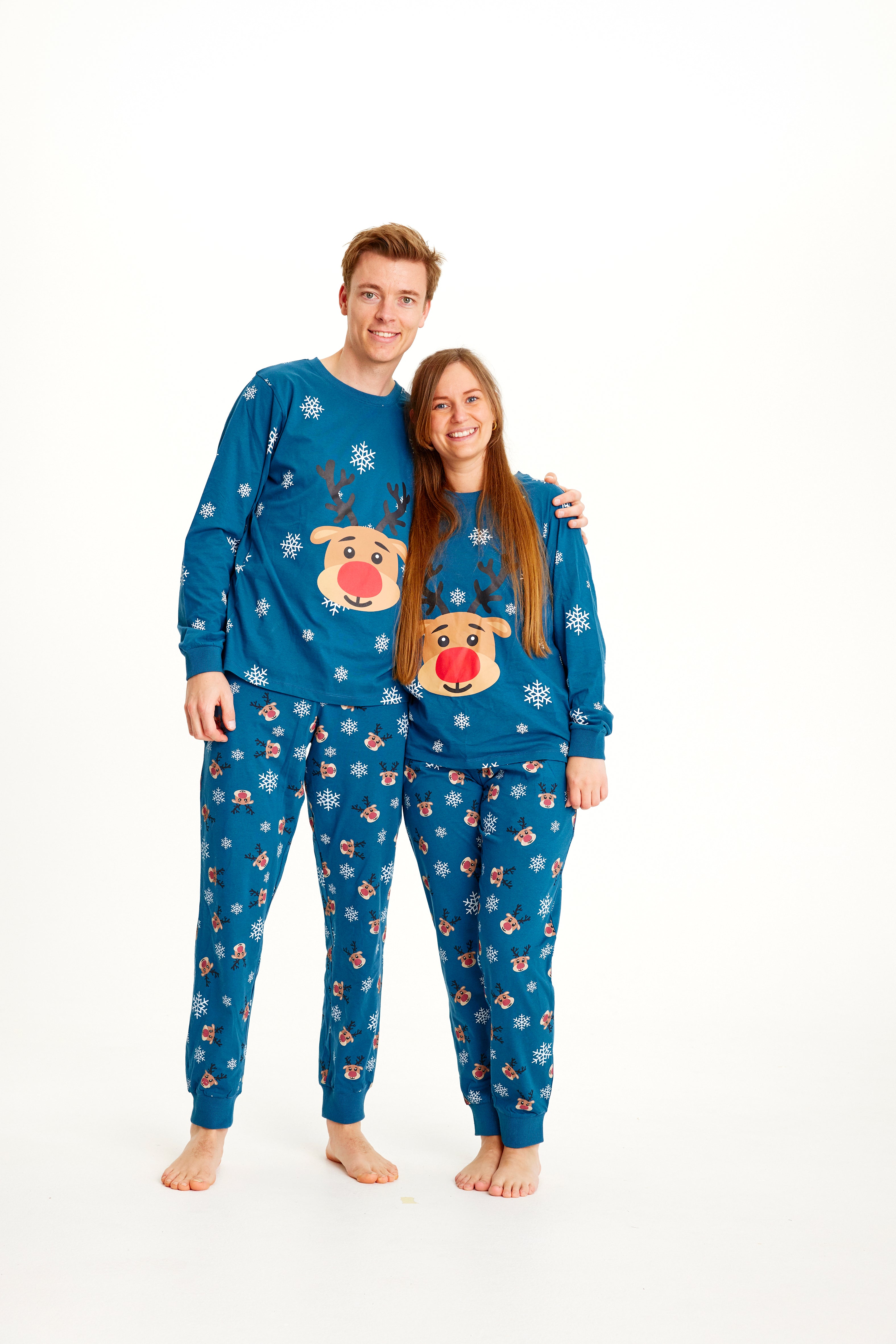 Un couple portant un pyjama de Noël bleu avec Rudolph.